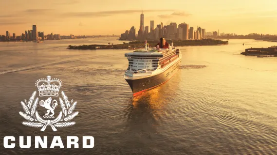 Queen Mary 2 vor New York. In der linken Ecke ist das Cunard-Logo in weiß zu sehen.