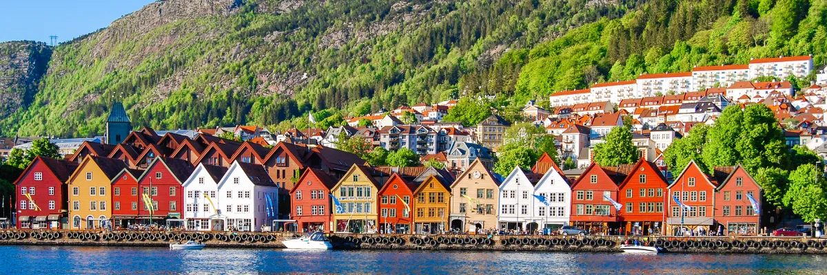 Mein Schiff Frühbucher Sommer 2027: Zauberhaftes Nordeuropa Farbenfrohe Holzhäuser an der Waterfront von Bergen, Norwegen