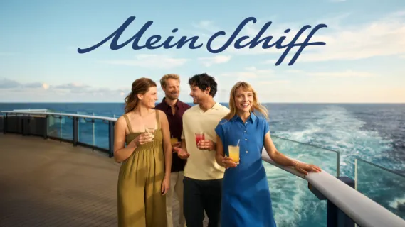 Genießen Sie mit den Mein Schiff® Frühbucher-Angeboten die Vorfreude auf den Sommer 2027 Eine Gruppe aus 2 Frauen und 2 Männern genießt Cocktails an der Reling eines Schiffes der Mein Schiff®-Flotte. Im Hintergrund ist die Heckwelle des Schiffes auf dem Meer zu sehen.