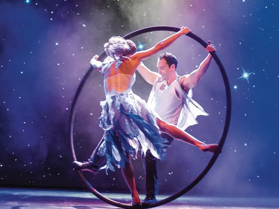 Entertainment an Bord der MS Europa 2: Akrobatik-Show Entertainment und Show-Programm an Bord des Kreuzfahrtschiffs MS Europa 2.