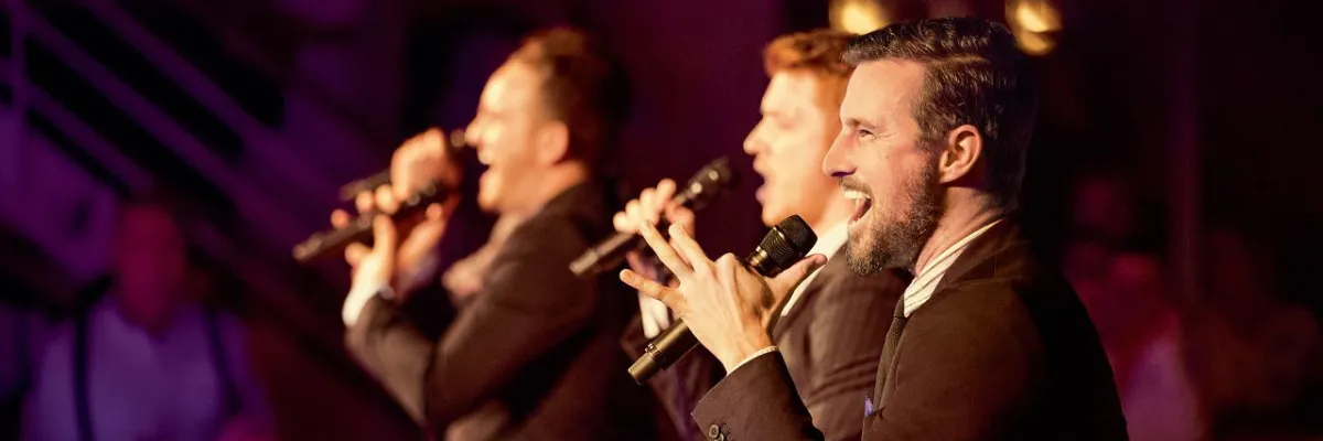 Erstklassiger Live-Gesang und mitreißende Vokal-Ensembles bereichern das Genre Pop & International auf den Themenreisen von Hapag-Lloyd Cruises Vier elegante Sänger im Anzug begeistern das Publikum bei einer stimmungsvollen Live-Darbietung an Bord eines Luxusschiffs von Hapag-Lloyd Cruises.