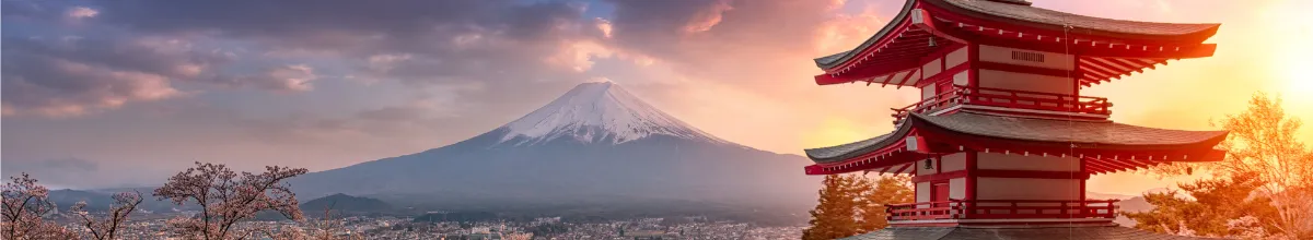 Fujiyoshida, Japan Schöne Sicht auf die Berge Fuji und Chureito bei Sonnenuntergang, Japan im Frühling mit Kirschblüten.