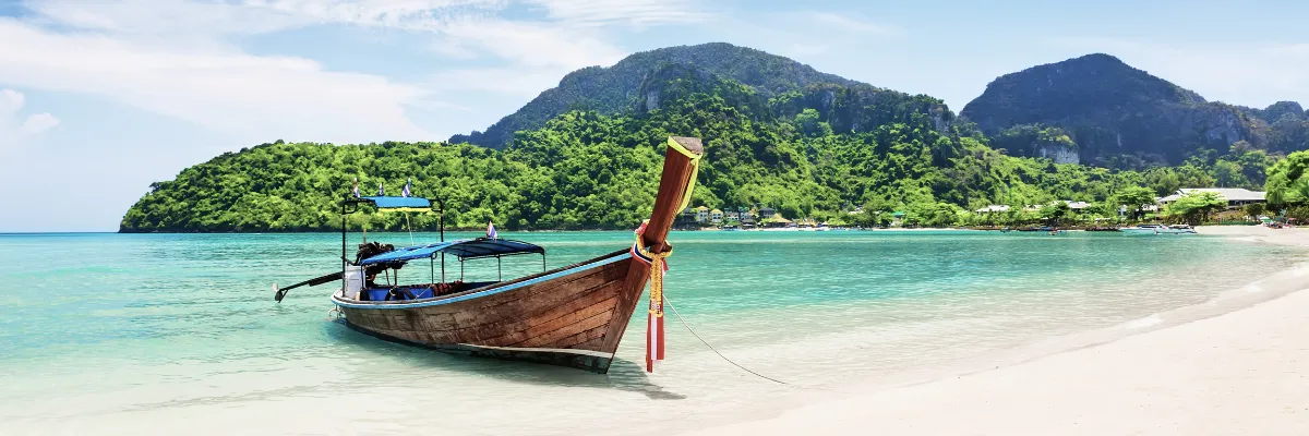 Asienkreuzfahrt Phuket Thailändisches traditionelles Langschwanzboot und schöner Sandstrand auf der Insel Koh Phi Phi in der Provinz Krabi. Ao Nang, Thailand.