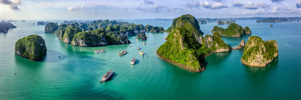 Asienkreuzfahrt nach Vietnam Luftbild Vung Vieng schwimmendes Fischerdorf und Felsinsel, Halong Bay, Vietnam, Südostasien. UNESCO Welterbe. Junk Boot Kreuzfahrt nach Ha Long Bay. Berühmtes Reiseziel Vietnams