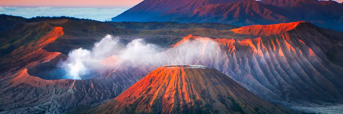Asienkreuzfahrt nach Indonesien Der Berg Bromo ist ein aktiver Vulkan und Teil des Tengger-Massivs, in Ostjava, Indonesien.