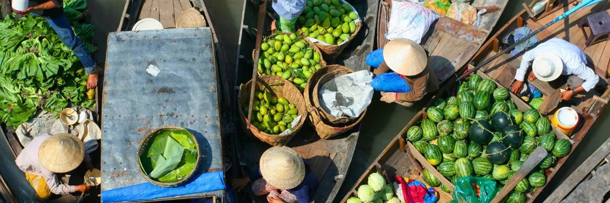 Flusskreuzfahrten auf dem Mekong Gemüsehändler auf dem Mekong-Floating-Markt