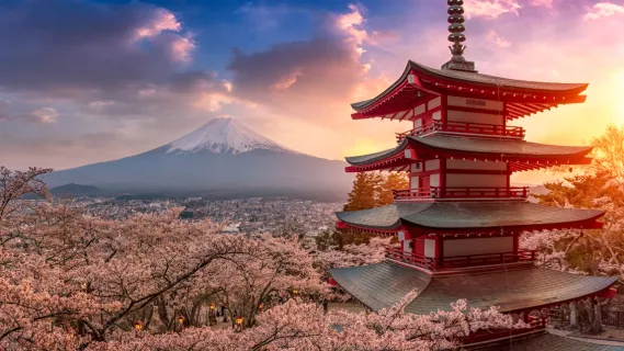 Asienkreuzfahrten bei Ahoi-Schiff.de buchen Fujiyoshida, Japan Schöne Sicht auf die Berge Fuji und Chureito bei Sonnenuntergang, Japan im Frühling mit Kirschblüten.