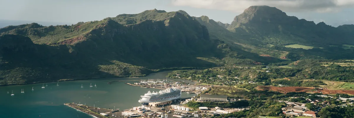 Luftbild von Nawiliwili Bay und Kalpaki Beach auf Hawaii. Ein Kreuzfahrtschiff ankert in der schönen Landschaft.