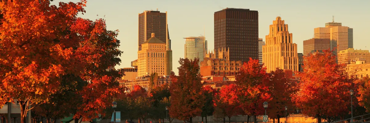 Gebäude im alten Hafen von Montreal frühmorgens in der Herbstsaison.