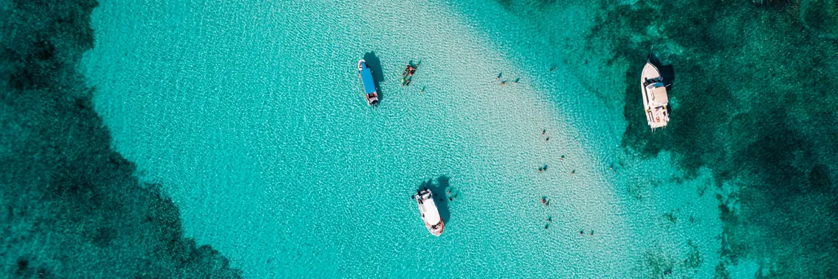 Eine Aufnahme von Tourbooten auf der Insel Cozumel, Quintana Roo, Mexiko.