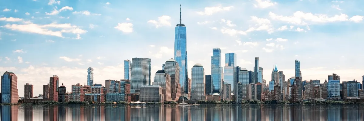 Die Skyline von new York City vom Wasser aus am Tag.