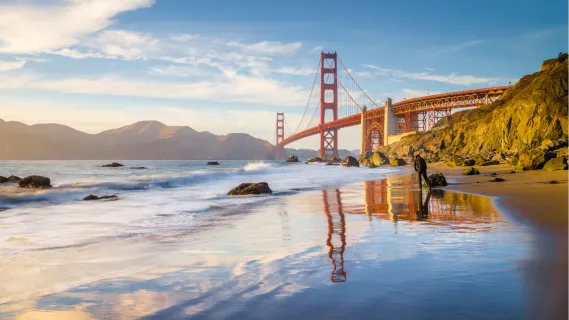 Nordamerika Kreuzfahrt Klassische Panoramasicht auf die berühmte Golden Gate Bridge, die vom malerischen Baker Beach aus an einem sonnigen Tag mit blauem Himmel und Wolken im Sommer, San Francisco, Kalifornien, USA
