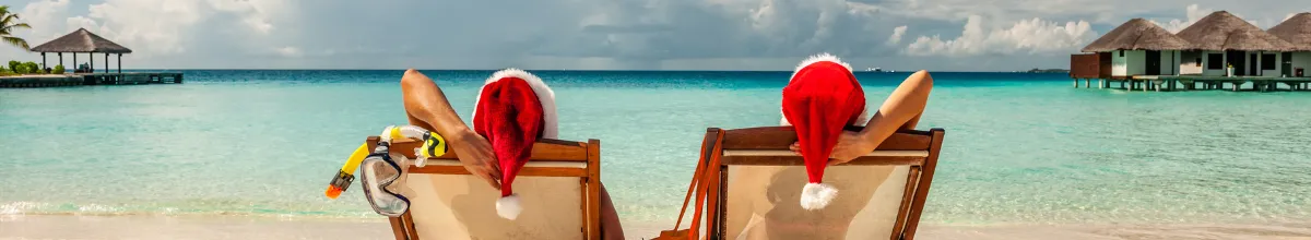 Entspannung am Strand mit Weihnachtsmützen während einer Festtagskreuzfahrt im Atlantik mit AIDACosma.