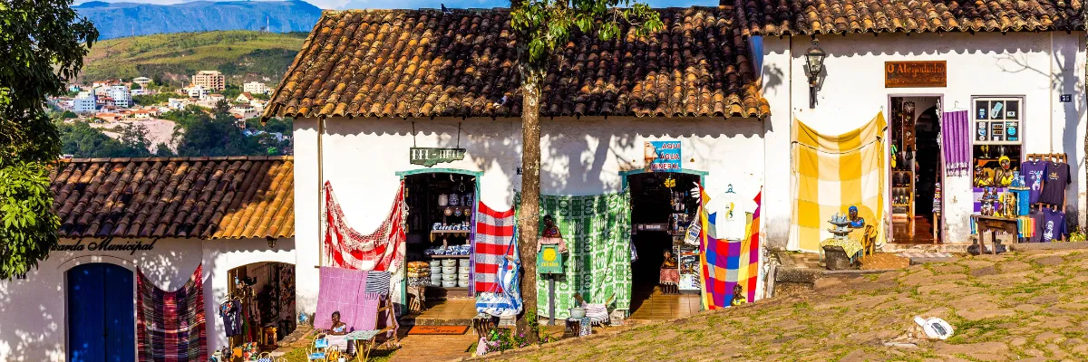 Bunte Kunsthandwerksläden und traditionelle Gassen bei einem Landausflug während der Festtagskreuzfahrt mit AIDACosma.