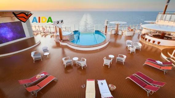 Infinity-Pool und Ocean Deck an Bord von AIDAcosma mit Blick auf das Meer während der Kanaren-Weihnachtskreuzfahrt.