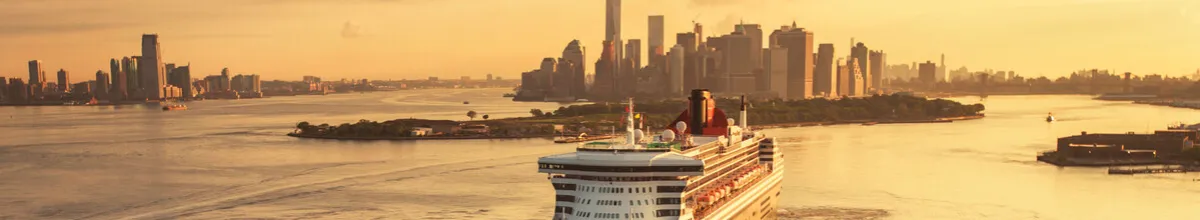 Die RMS Queen Mary 2, der weltweit einzige und wahre Ocean Liner von Cunard, kreuzt im goldenen Morgenlicht vor der Skyline von Manhattan auf dem Weg zum New Yorker Hafen.
