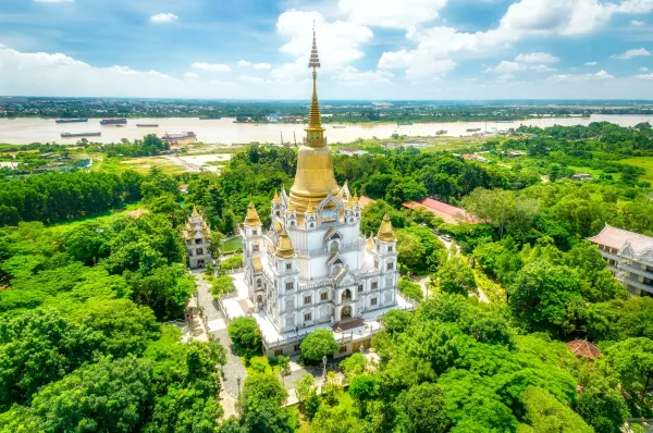 Ho Chi Minh – Mekong Kreuzfahrt Die Buu Long Pagode in Ho Chi Minh Stadt aus der Luftperspektive fotografiert.