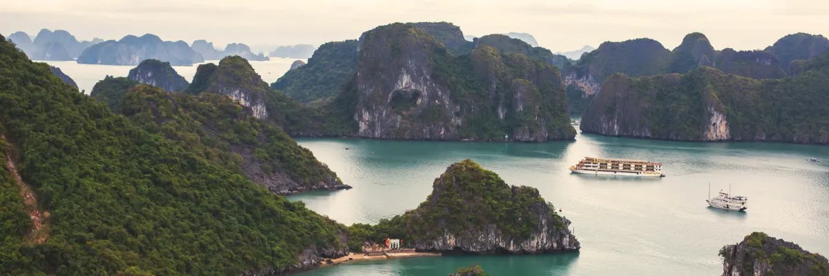 Mekongkreuzfahrt mit Halong Bucht Ein Mekong-Kreuzfahrtschiff in der Halong Bucht.