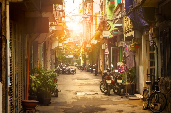 Mekongkreuzfahrt mit nicko cruises Eine kleine Gasse in Ho Chi Minh Stadt bei Sonnenuntergang.