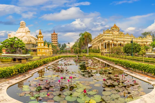 Mekongkreuzfahrt mit Phoenix Reisen Landschaft mit Vinh Tranh Pagoda in My Tho, Mekong Delta, Vietnam.