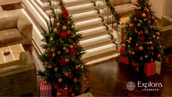 Zwei Weihnachtsbäume säumen den Eingangsbereich in der Lobby.
