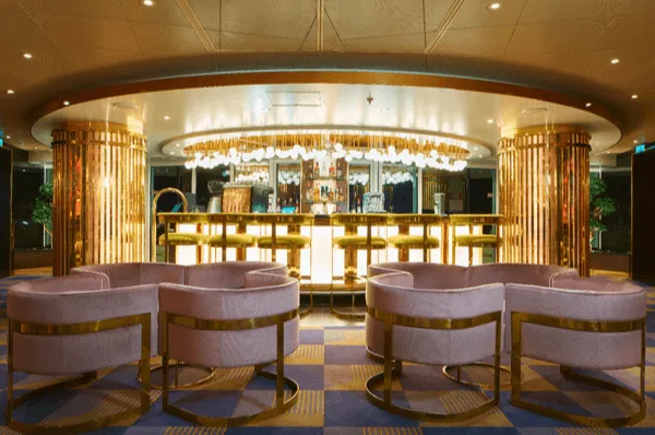 Eine Lounge auf dem Außendeck.