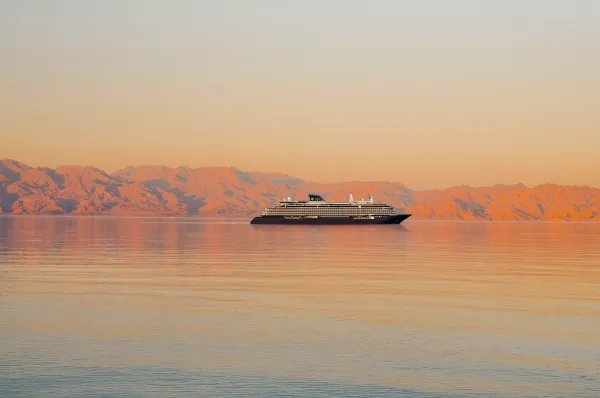 EXPLORA I im Roten Meer. Die Weltreise 2029 wird in Dubai starten.