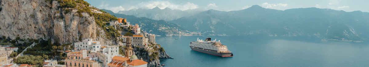 Ein Luxuskreuzer von Explora Journeys vor der malerischen Steilküste der Amalfiküste im Mittelmeer.