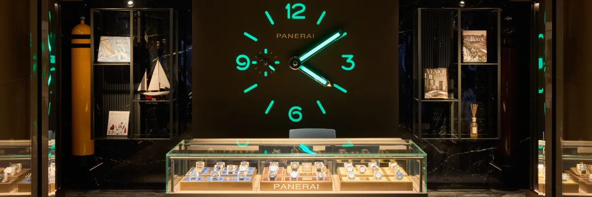 Exklusive Panerai-Boutique mit edlen Schmuck- und Uhrenvitrinen an Bord von Explora Journeys.