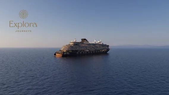 Luxuskreuzfahrtschiff EXPLORA VI von Explora Journeys auf ruhiger See im Abendlicht.