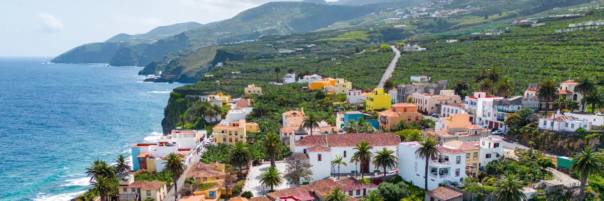 Feiertage auf den Kanaren Ein kleines Dorf auf Teneriffa, dass Sie bei einer Kanarenkreuzfahrt besuchen können.