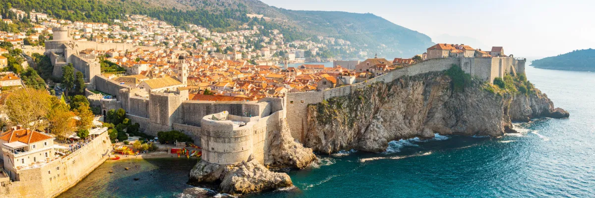 Die Routen entdecken Blick auf die Altstadt von Dubrovnik und die wunderschöne Natur der Stadt.