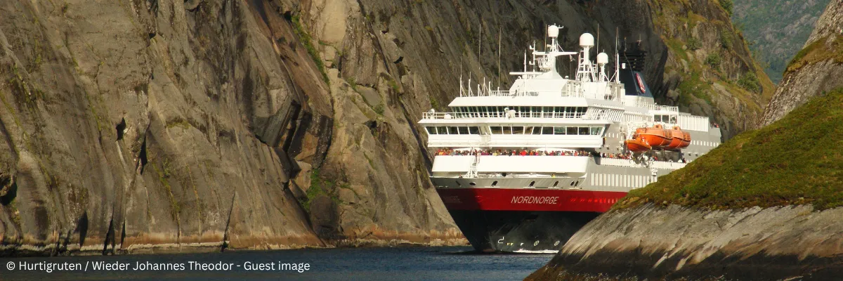 Einzigartige Fjorderlebnisse mit Hurtigruten MS Nordnorge bei der Einfahrt in den Trollfjord.