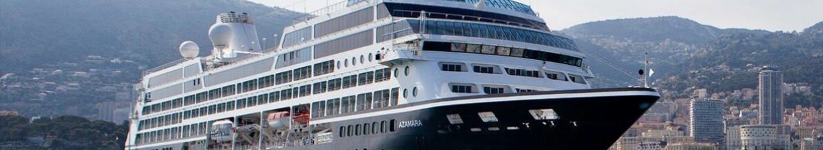 Blick auf ein Schiff der Azamara Flotte im See.