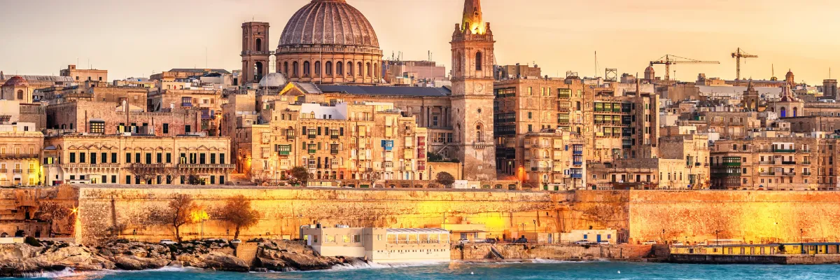 Mittelmeer-Routen der Aktion Ein wunderschönen Blick auf Valletta mit den historischen Gebäuden während Sonnenuntergang.