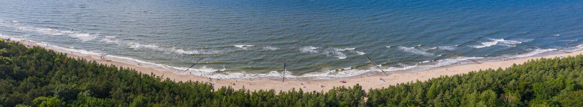 Weiter Blick über die Ostsee mit ruhigem Horizont an einem Sommertag.