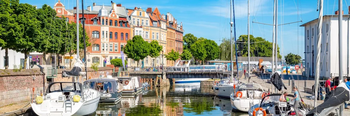 Sommerabend im Hafen Ruhiger Hafen an der Ostsee im Abendlicht des Sommers mit Segelbooten und blauem Himmel.