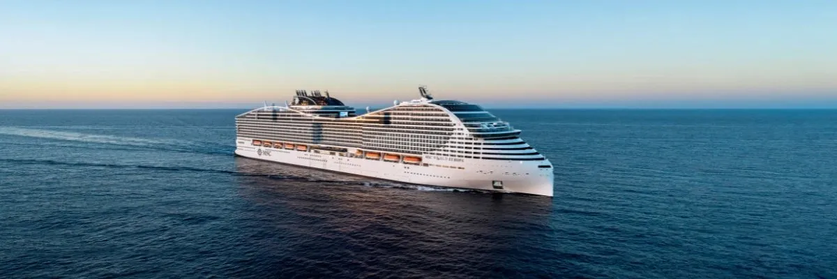 MSC World Europa auf See Die MSC World Europa auf offener See in der Abenddämmerung.