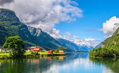 Norwegischer Fjord im Sommer Norwegischer Fjord mit ruhigem Wasser und Sonnenschein im Sommer.