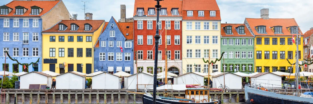 Nord-, Westeuropa & Mittelmeer erleben Blick auf die wunderschönen bunten Häuser in Kopenhagen, Dänemark.