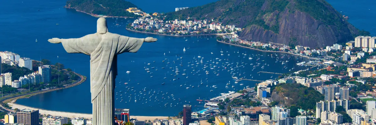 Mittel- & Südamerika Reisen mit Azamara Die Christusstatue in Rio de Janeiro in Brasilien aus Vogelperspektive.