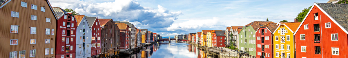 Blick auf die bunten Häuser in Trondheim, Norwegen.