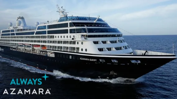 Das Schiff Azamara Quest der Reederei Azamara Cruises gleitet im tiefblauen Wasser. Unten links befindet sich das Logo von Azamara.