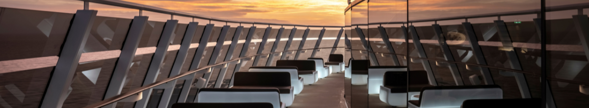 Top Sail Lounge auf der neuen MSC World Asia im Sonnenuntergang