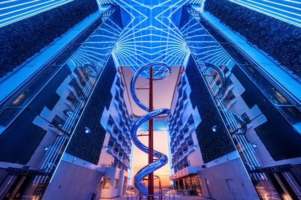 Entdecken Sie die Neuheiten auf der MSC World Asia The Spiral von der World Promenade aus gesehen