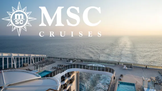 Blick auf den Zen Pool auf der neuen MSC World Asia. Links oben das MSC Logo in Weiß.