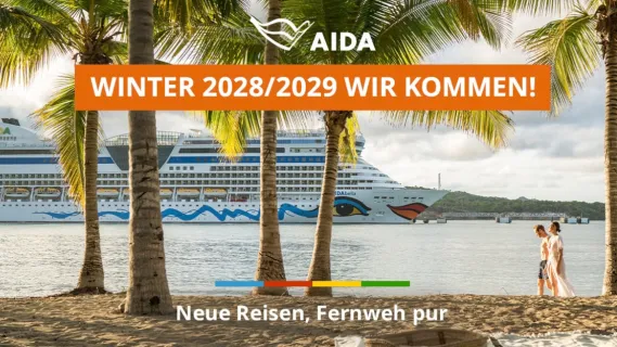 Seitenansicht von AIDAbella auf dem Meer hinter Palmen