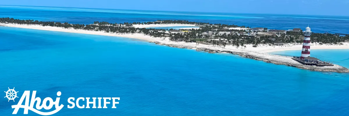 Sichern Sie sich jetzt Ihr Getränkepaket ab 10 € p. P. und Nacht für Ihre nächste Karibik-Kreuzfahrt Blick über die Privatinsel Ocean Cay - MSC Marine Reserve von der MSC World America aus. Links der ikonische, rot-weiße Leuchtturm, daneben ein weitläufiger Strand. Im Hintergrund Häuser in denen Shops, Spa-Einrichtungen und mehr untergebracht sind.