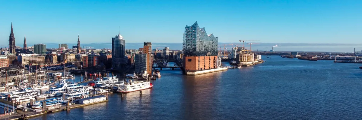 Blick auf den Hamburger Hafen mit der Elbphilharmonie