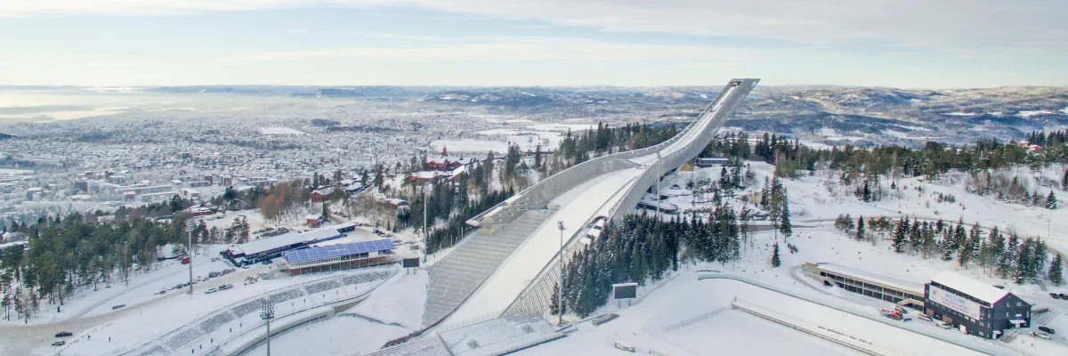 Skisprungschanze am Holmenkollen im Winter